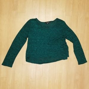 FOREVER 21 Green long-sleeve crop top.